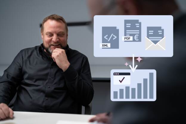Mann in schwarzem Hemd sitzt am Tisch, darüber Grafiken mit Symbolen für E-Rechnung, PDF-Rechnung, Papierrechnung per Brief und einem Balkendiagramm mit Häkchen.