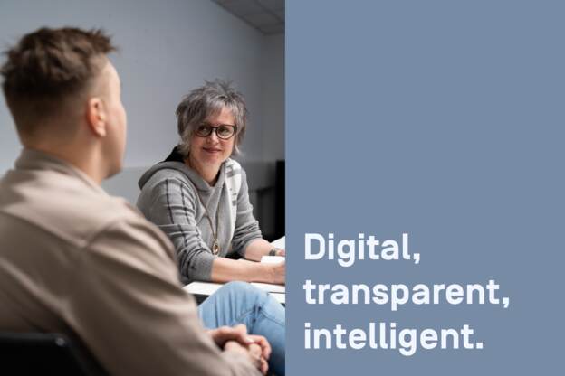 Zwei Personen sitzen an einem Tisch, eine trägt einen hellgrauen Kapuzenpullover mit Karomuster, die andere eine beige Jacke. Daneben die Aufschrift: Digital, transparent, GoBD-konform nutzbar